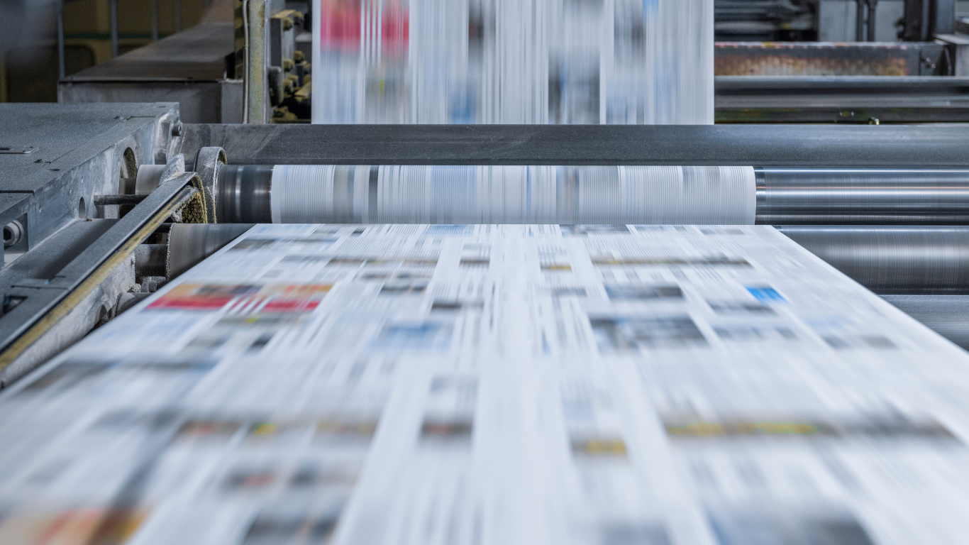 drukarnia – maszyna drukarska w trakcie pracy